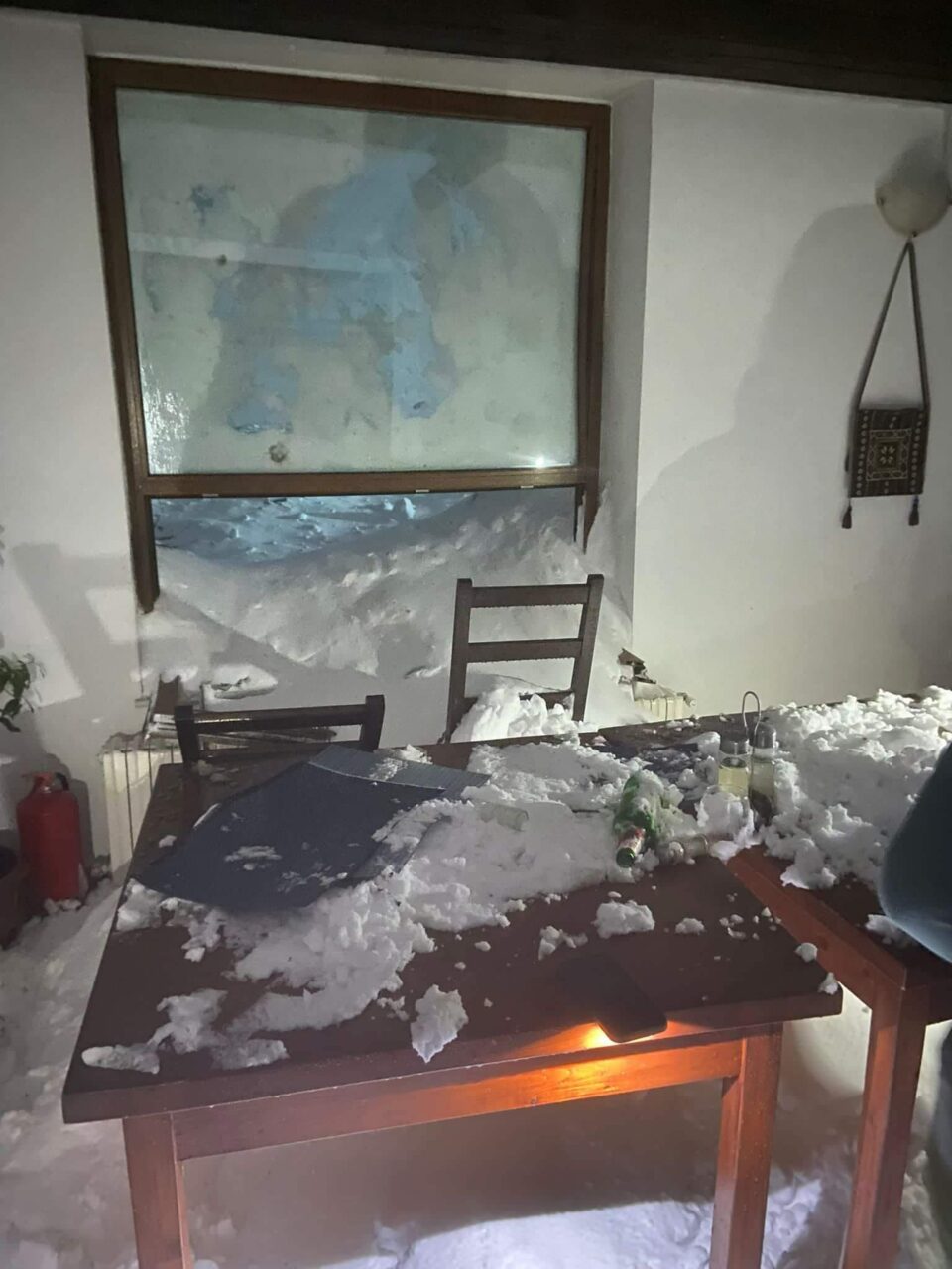 FOTO-VIDEO | Avalanșă de mari dimensiuni în Munții Făgăraș. Cabana Capra și mașinile parcate în apropiere, avariate de zăpadă