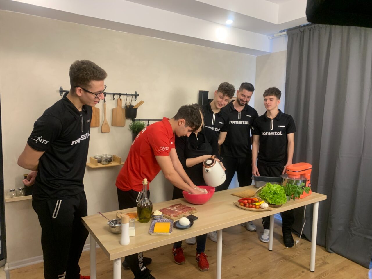 Inedit! Campionii de la TENIS de masă, la ora de gătit!