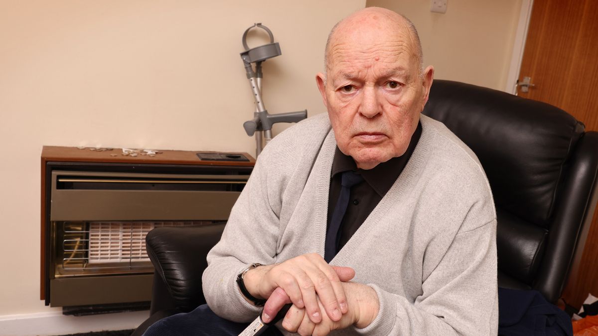Pensionar de 82 de ani, nevoit să înceapă să cheltuiască banii strânși pentru înmormântare după ce factura la energie a crescut de patru ori