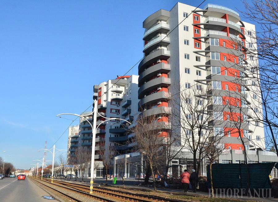 Locatarii unui bloc nou din Oradea, TERORIZAȚI de alarma de incendiu defectă. Pornește chiar și la o adiere de vânt și se oprește manual