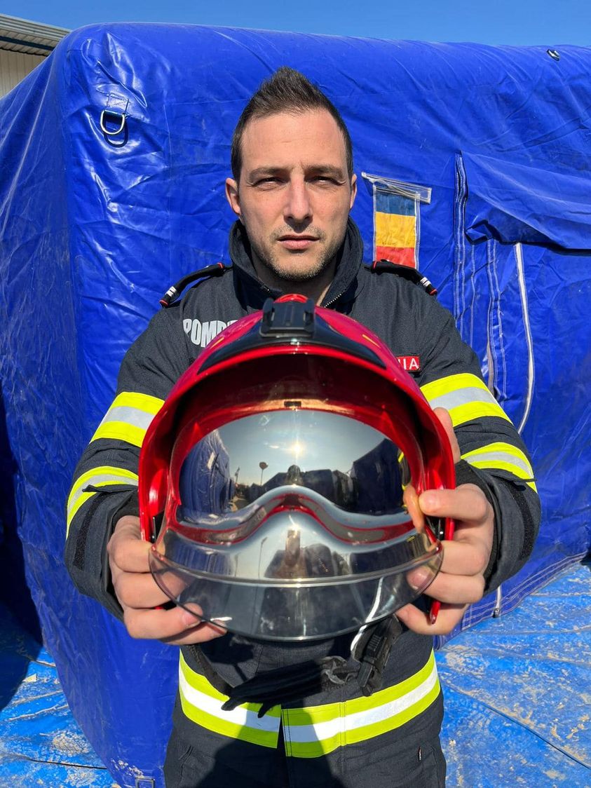 Mesajul emoționant al fratelui uneia dintre victimele salvate de echipa de sprijin din România, în Turcia: ”Aș dori să-i mulțumesc în mod special bărbatului cu casca roșie”
