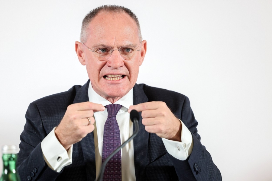 Ministrul AUSTRIAC de Interne, acuzat de plagiatură de către experți: „A copiat pagini întregi, fără citate!”