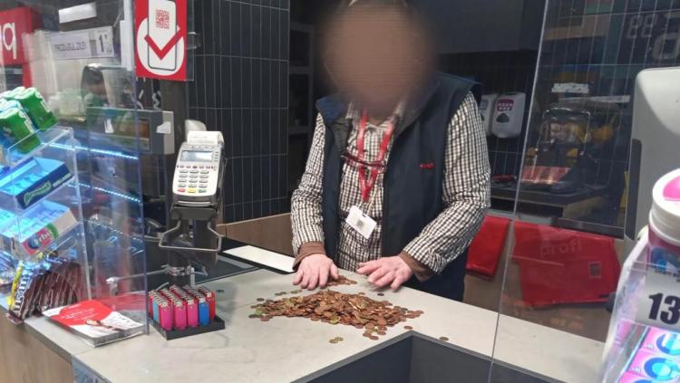 Cum s-a răzbunat un client din Cluj-Napoca pe angajata unui hipermarket, pe care o acuză că „FURĂ” la casă și nu dă rest