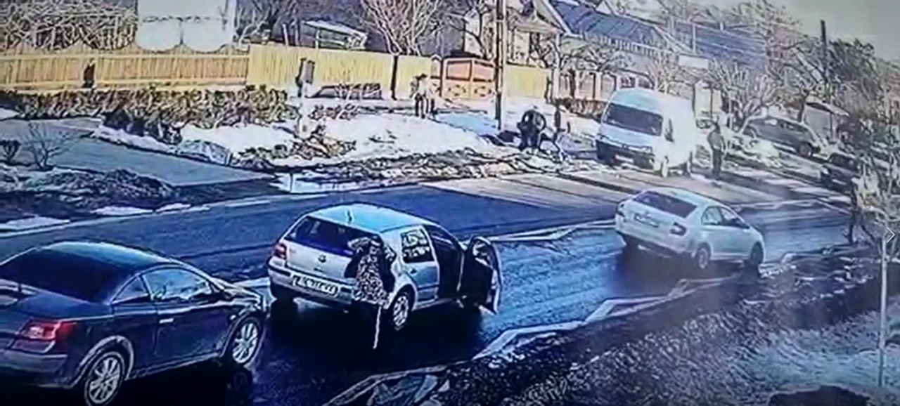VIDEO | Două fetițe au fost lovite și ARUNCATE în șant, de către o autoutilitară, în timp ce erau pe trecerea de pietoni