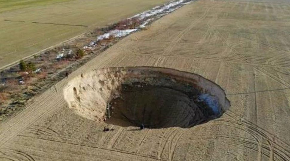 Un CRATER uriaș s-a format în Turcia, după cutremurul de 4,3