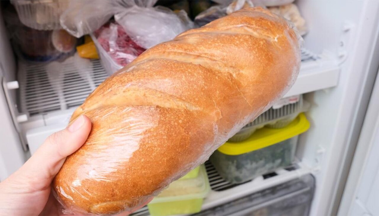 Este bine sau nu?! Ce se întâmplă, de fapt, dacă ții PÂINEA în frigider