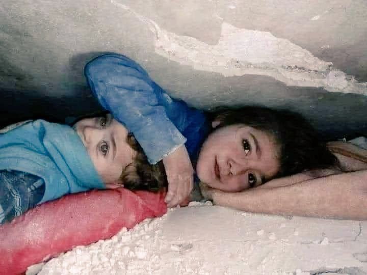 FOTO-VIDEO | „Scoateți-mă de aici”. Povestea din spatele fotografiei care a IMPRESIONAT o lume întreagă. Doi frați sirieni au rezistat 22 de ore prinşi sub dărâmături după cutremurul devastator din 6 februarie