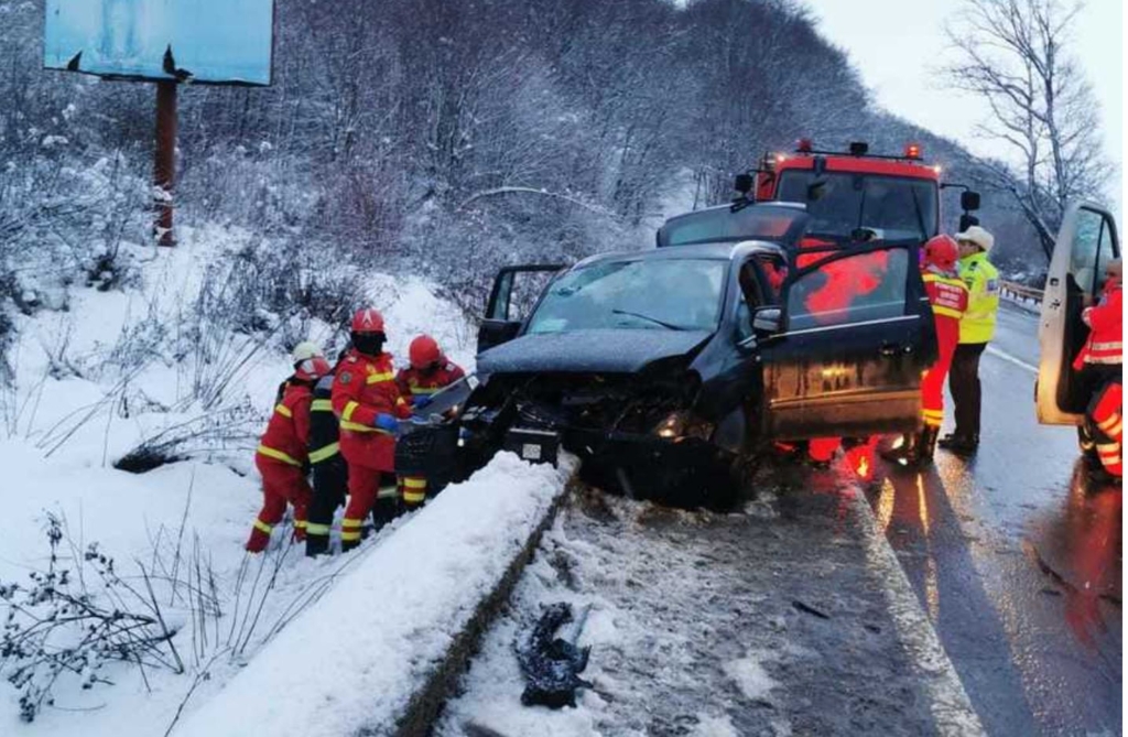 Accident în Brașov! Un șofer a pierdut controlul volanului și a deraiat într-un cap de pod. Șapte persoane au fost transportate la spital