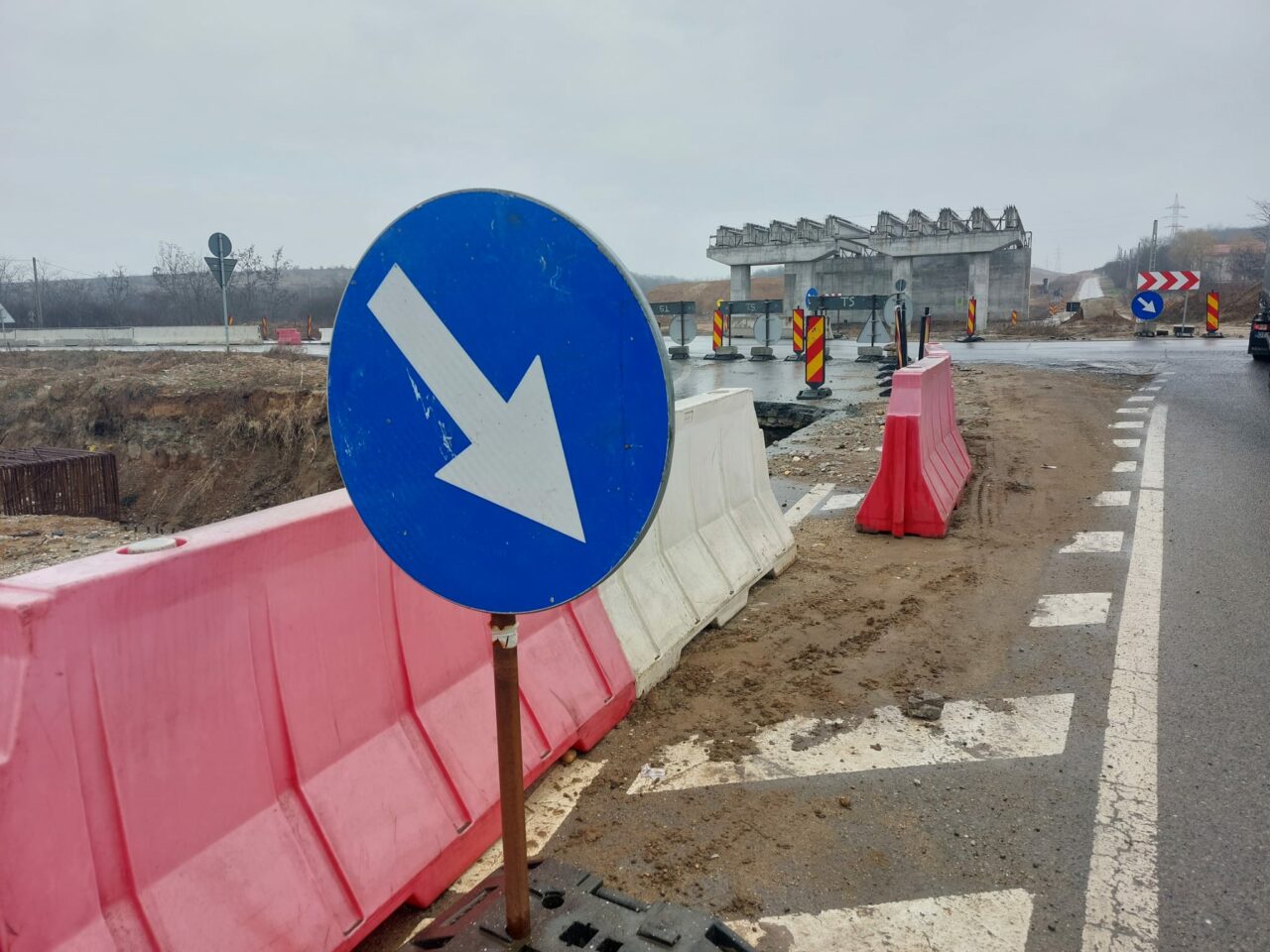 Accident pe șantierul Drumului Expres Craiova-Piteşti. Tânăr de 26 de ani, dus la spital după ce a căzut în gol de pe un POD