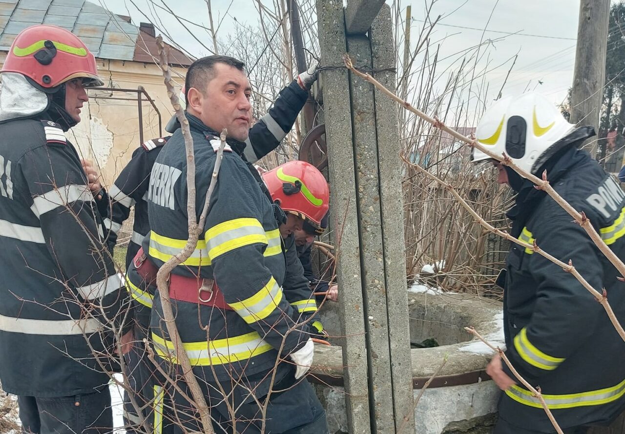 VIDEO | Operațiune spectaculoasă pentru salvarea unui bărbat căzut într-o fântână, în Dolj