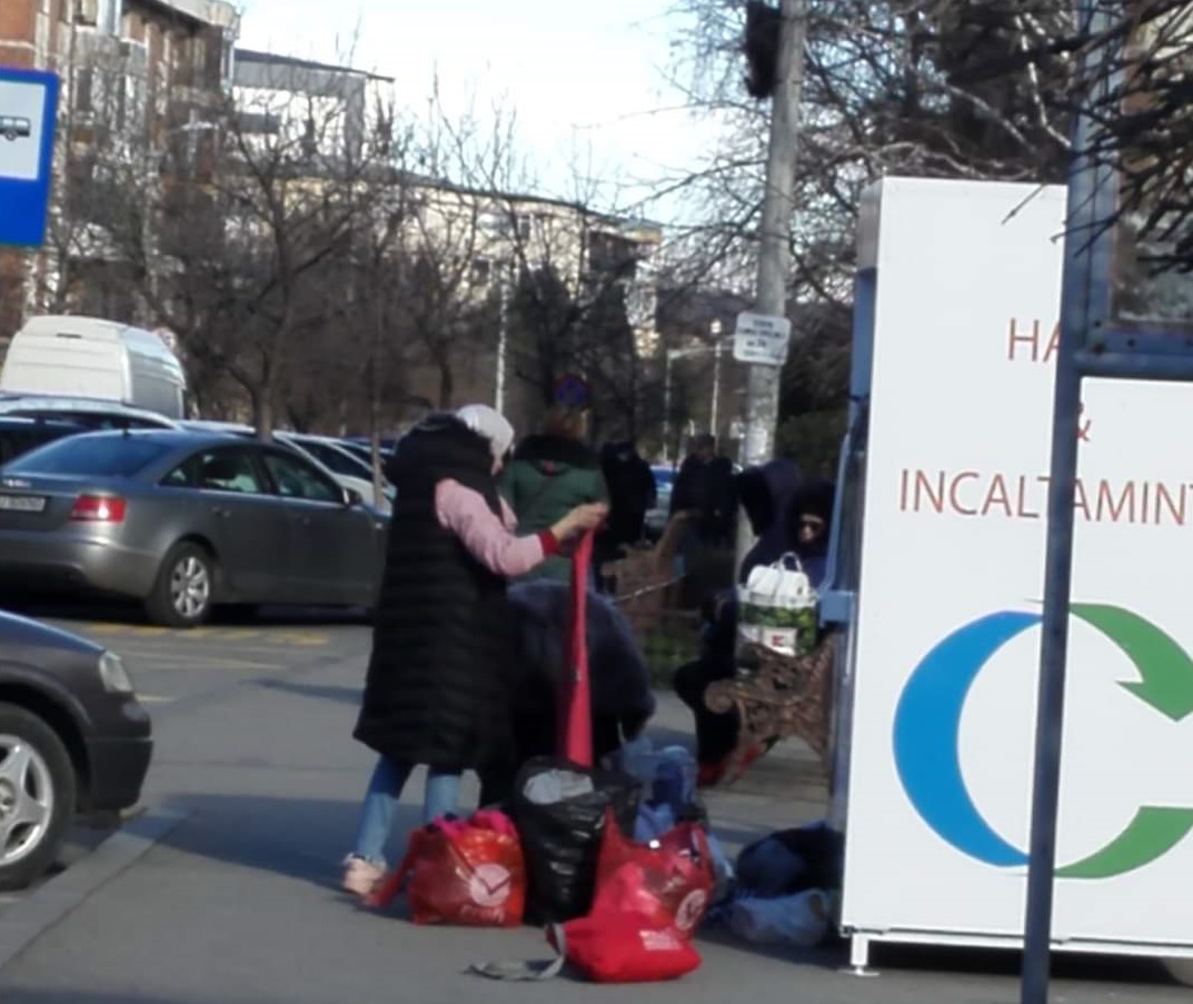 GALERIE FOTO. Haine donate pentru nevoiaşi, furate din container, la Craiova