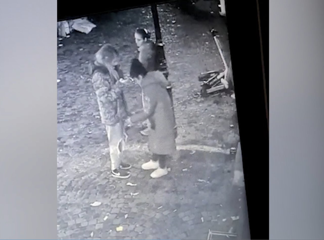 VIDEO | Trei tinere între 17 și 27 de ani din București sunt acuzate de FURT calificat. Cele trei foloseau metoda ”îmbrățișării” și sustrăgeau bani și bunuri din buzunarele oamenilor