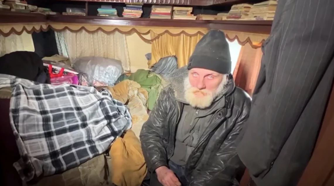 Povestea emoționantă a lui Viorel, un bărbat din Iași care locuiește într-o rulotă fără căldură și electricitate. Singura ALINARE sunt cărțile lui Jules Verne