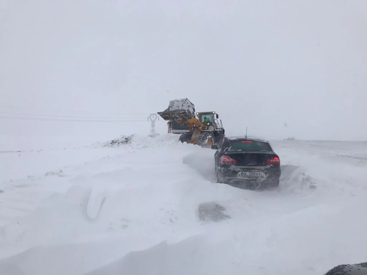 TRAFIC RUTIER: Mai multe drumuri din țară, închise din cauza vremii