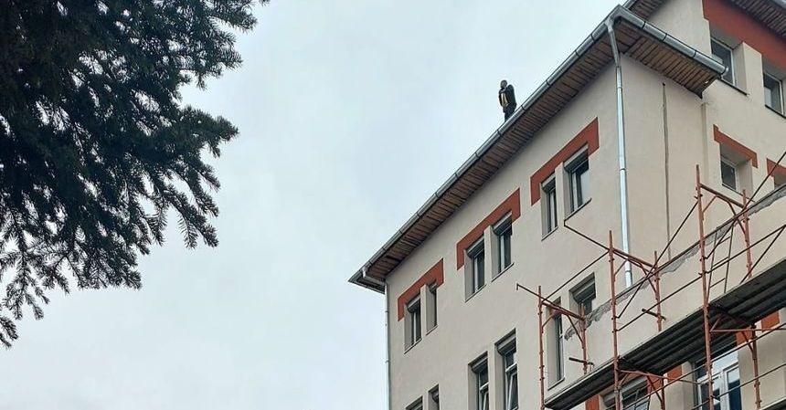 UPDATE | Bărbatul care ameninţa că se aruncă de pe acoperişul Spitalului Judeţean din Târgu-Jiu, convins să coboare (VIDEO)