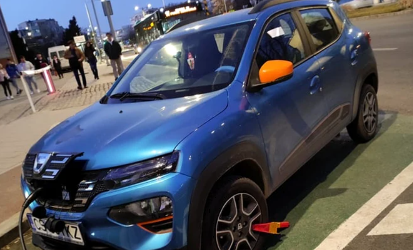 Se întâmplă în România! O mașină electrică a fost BLOCATĂ de caracatiță chiar în timp ce era la încărcat