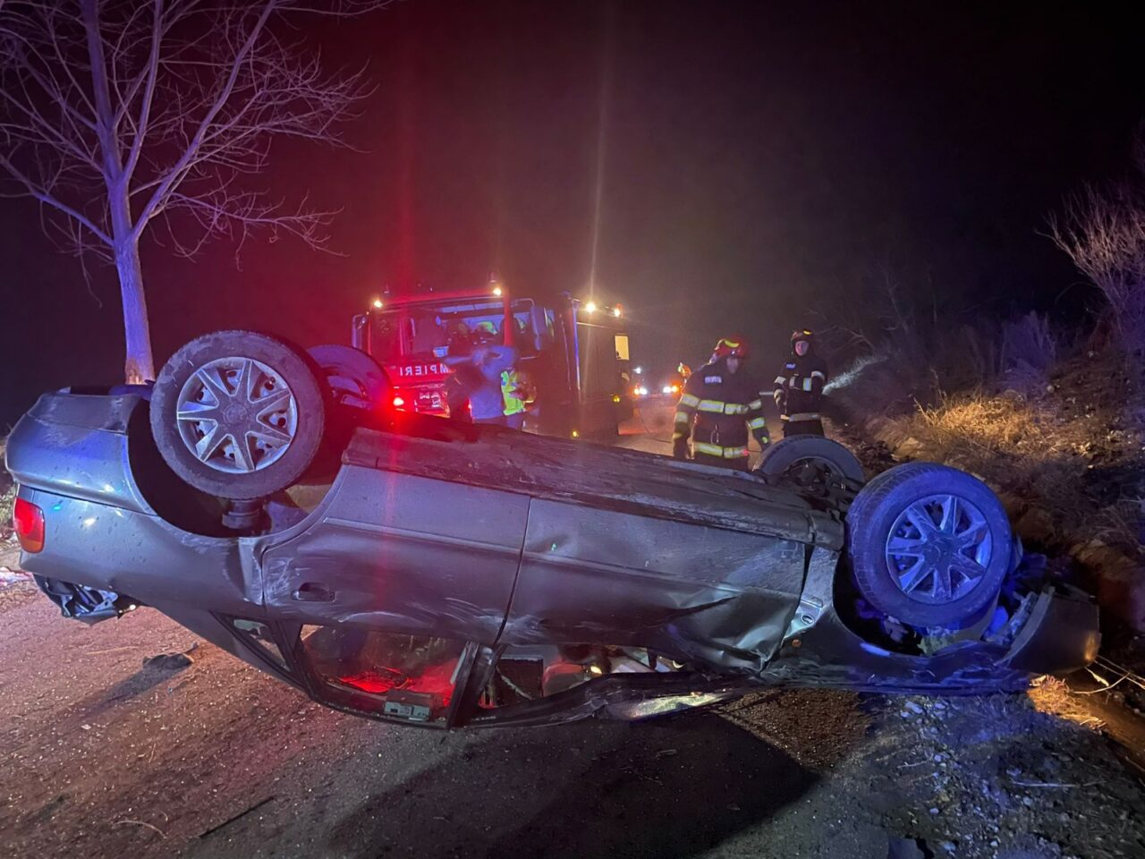 Urmărire ca în filme în Dâmbovița! Un șofer beat a fugit de poliție și s-a răsturnat cu mașina