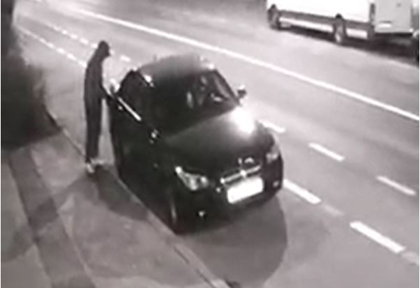 VIDEO | Mașină vandalizată în Arad. Proprietarul oferă recompensă pentru prinderea unui bărbat care i-a băgat zahăr în rezervor și a tăiat două dintre roțile autoturismului