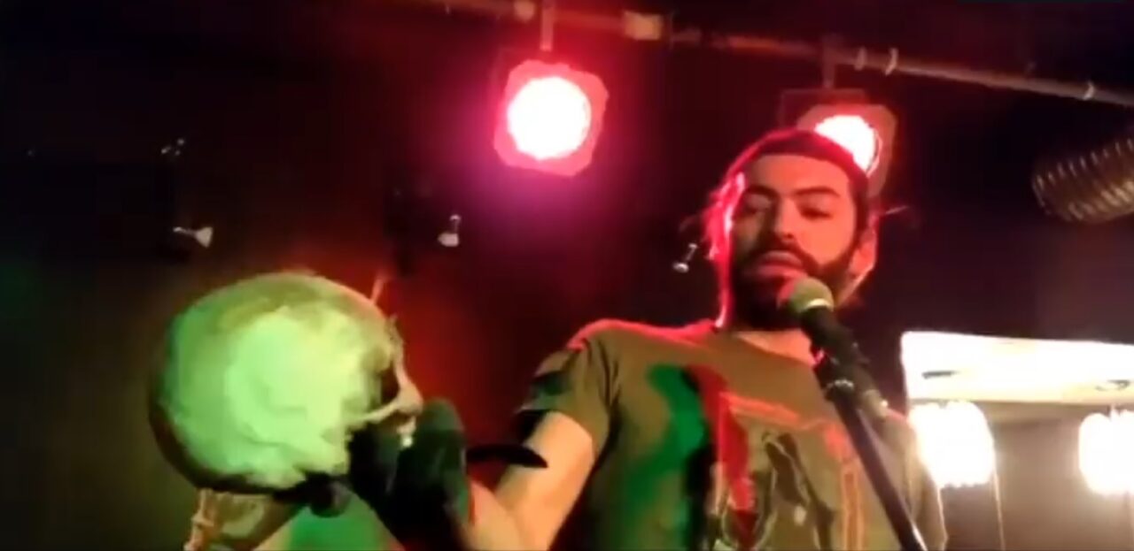 Rusul care a urcat pe o scenă cu craniul unui luptător ucrainean din Batalionul Azov, ASASINAT