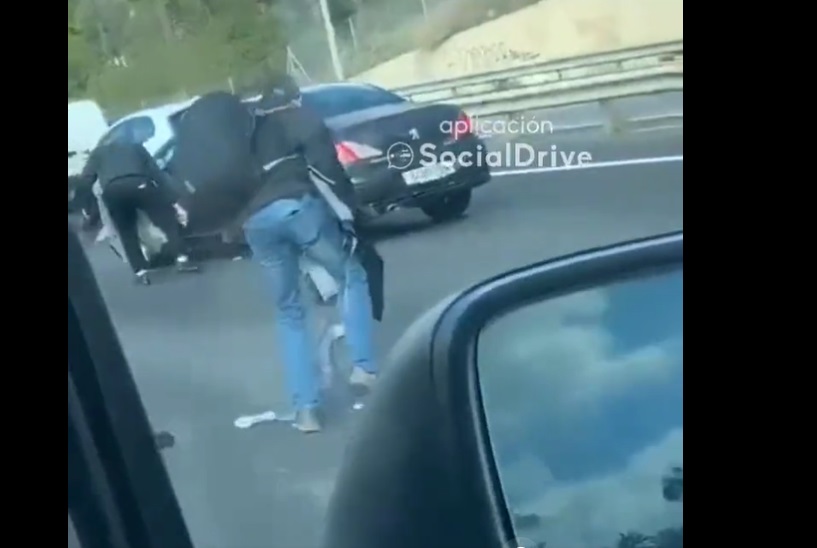 Blocaj în trafic după ce „A PLOUAT CU BANI” dintr-o mașină pe o autostradă din Spania. Ce a urmat după incident