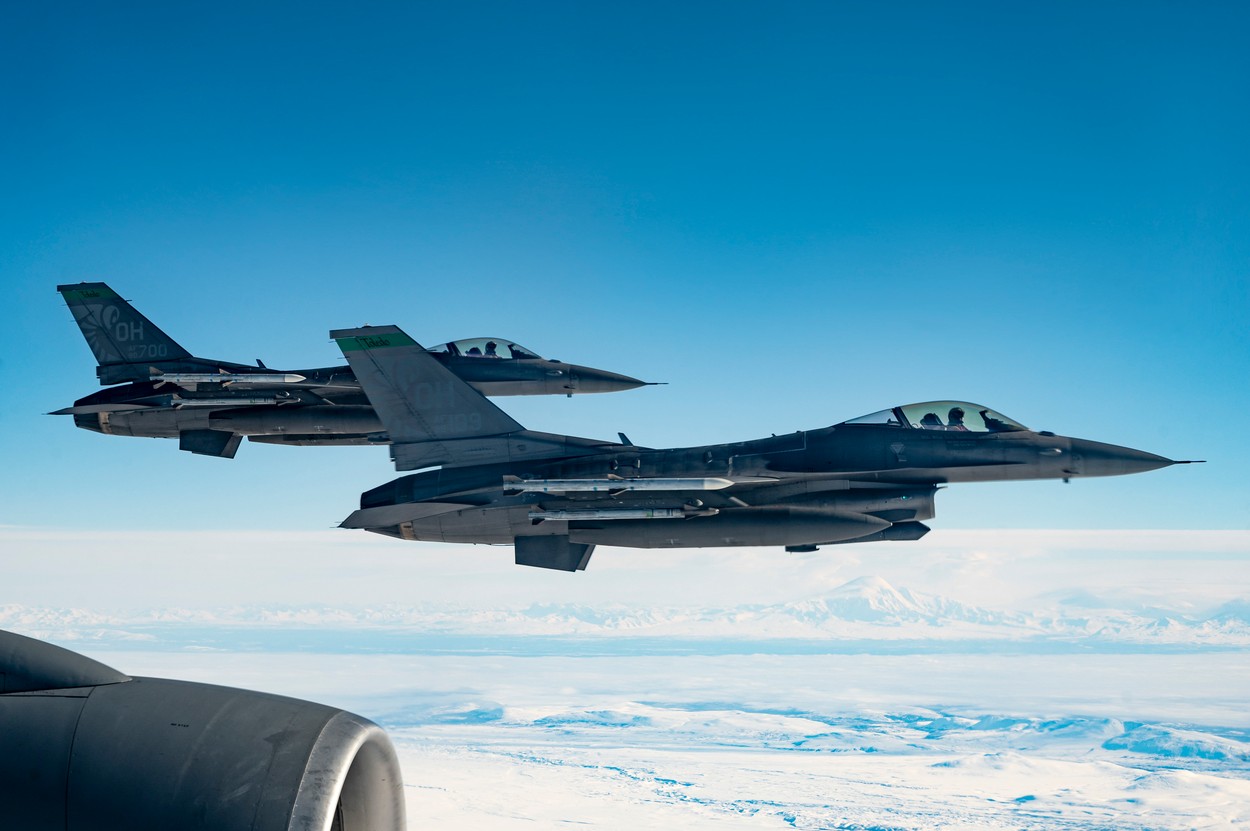 Patru AVIOANE RUSEȘTI au fost interceptate de aeronave de vânătoare americane în apropiere de Alaska