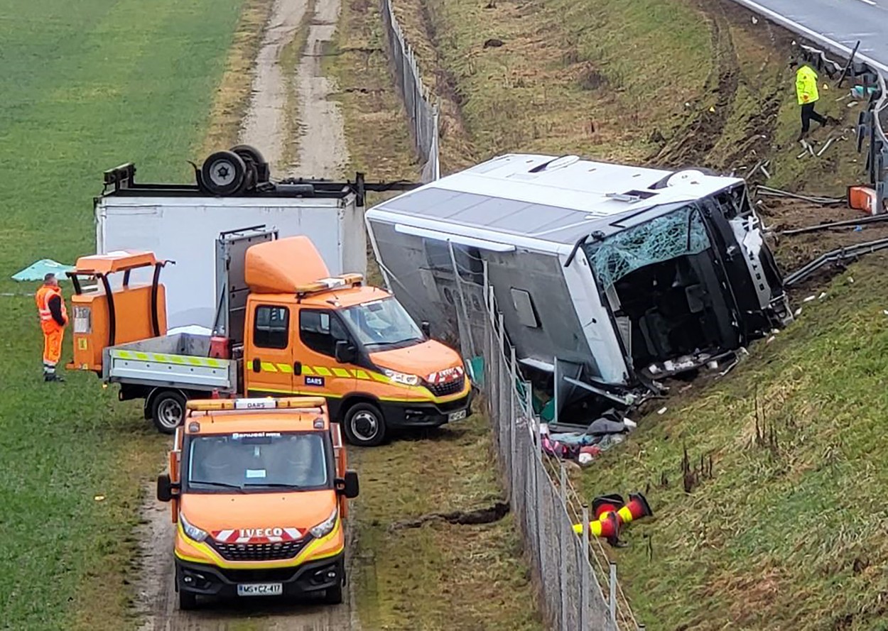 VIDEO | Un pasager român, care a supraviețuit accidentului de autocar din Slovenia, a spus ce făcea șoferul înainte de tragedie. „Două secunde a durat totul”
