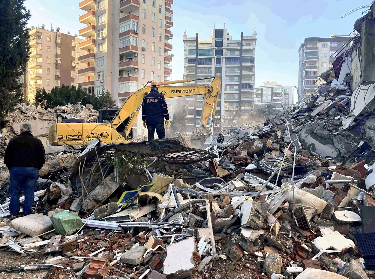 LIVE UPDATE – Bilanţul cutremurelor din Turcia şi Siria a depășit 15.000 de morţi / Recep Erdogan recunoaște deficienţele în răspunsul guvernului