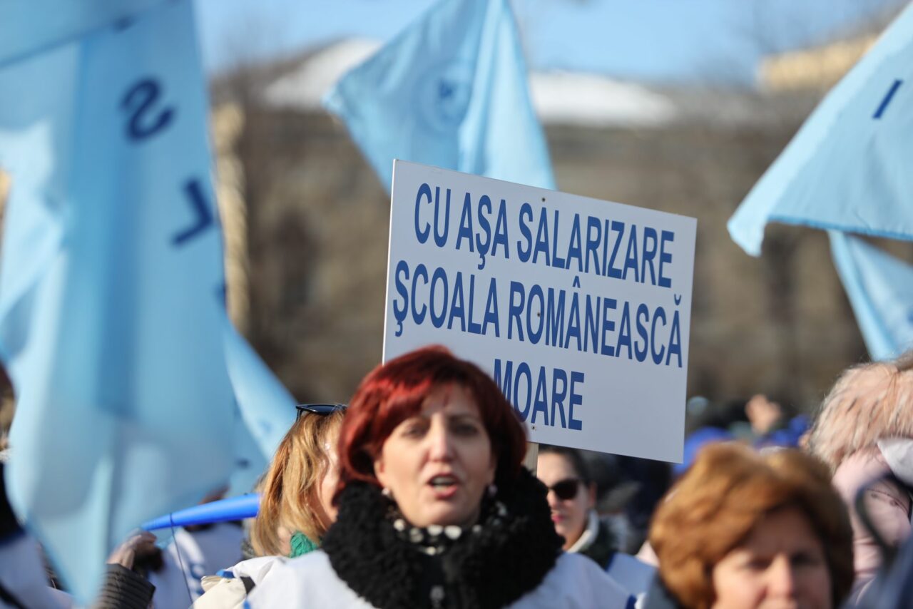 Angajații din Educație amenință cu GREVA GENERALĂ! Profesorii vor salarii mai mari și plata orelor suplimentare