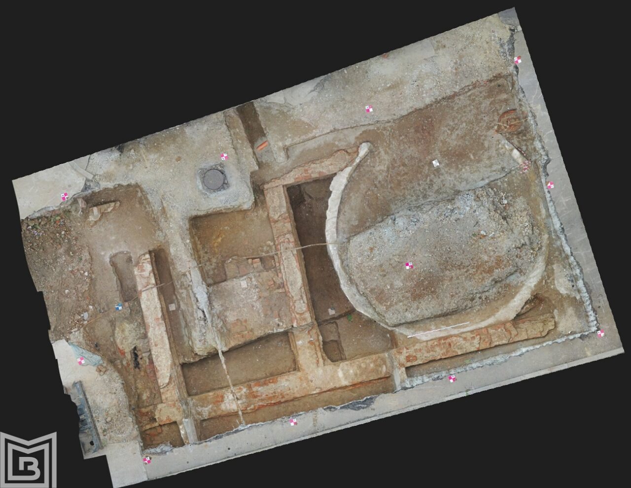Două clădiri de mari dimensiuni, descoperite sub Palatul Universităţii din Bucureşti