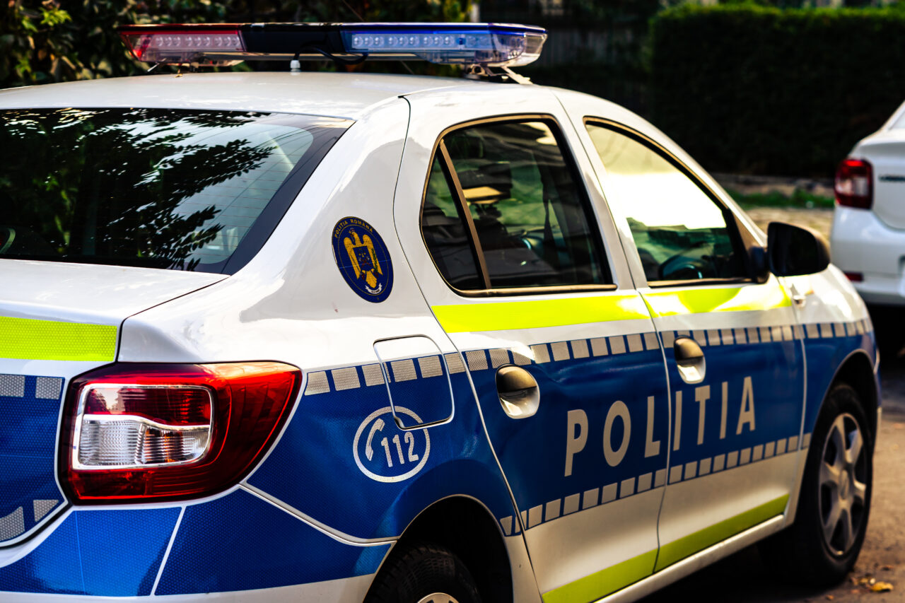 Arad: O șoferiță de 28 de ani, beată și drogată, s-a RĂSTURNAT cu mașina într-un sens giratoriu, în timp ce încerca să scape de Poliție