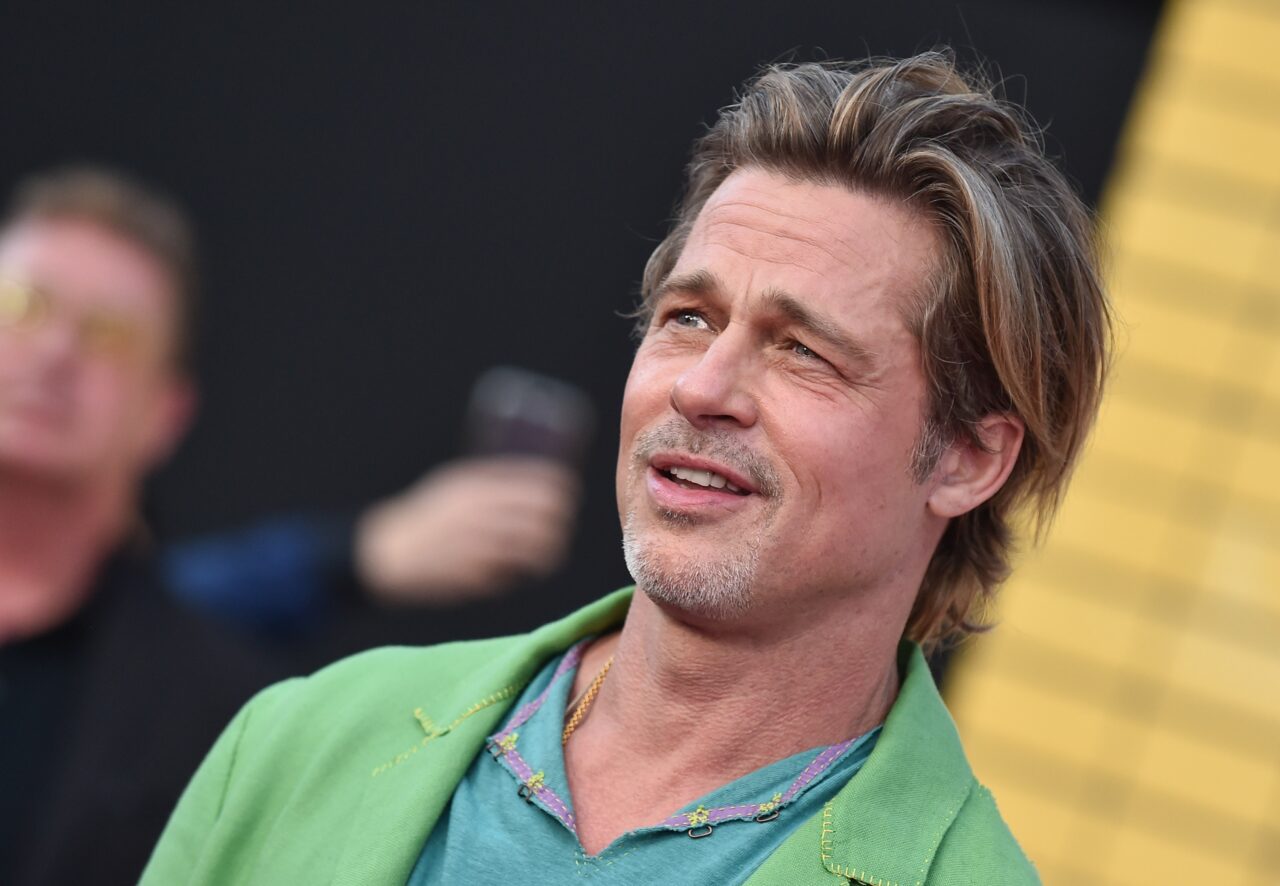Pantaloni de jogging de lână și pulovere rupte: ce ne spune Brad Pitt cu look-ul său „anti-Brad”?