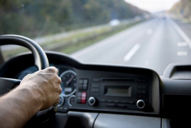 Femeie din Iași, AGRESATĂ zilnic de șoferul microbuzului care o duce la serviciu: „M-a înhățat de geacă și m-a târât prin autobuz”