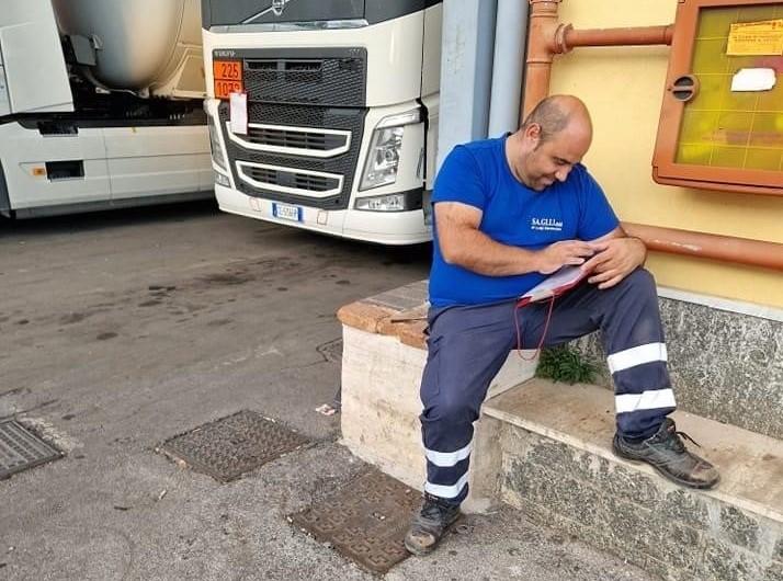 Caz ȘOCANT în Italia! Un șofer de TIR din Napoli a murit în timp ce conducea pe autostradă. Cum a reușit să evite o tragedie în ultima clipă