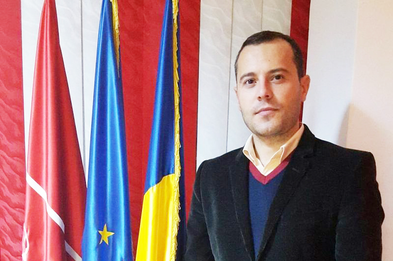 Un secretar de stat susține că o altă persoană i-a FURAT identitatea, motiv pentru care a depus plângere penală la poliție: „Sună la prefecți și cere bani”
