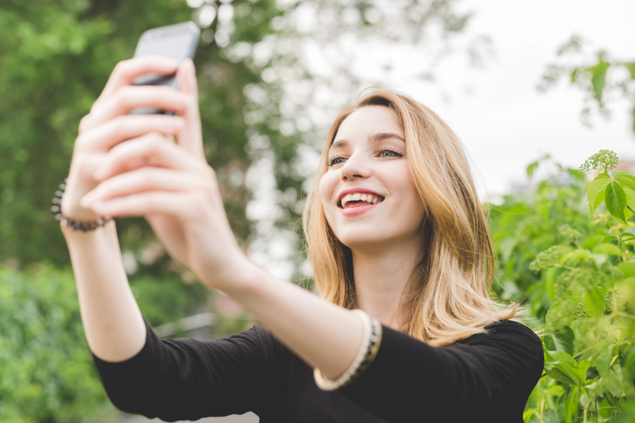 Noul trend de pe TIk Tok ia amploare: cum își conving influencerii urmăritorii să nu cumpere anumite produse