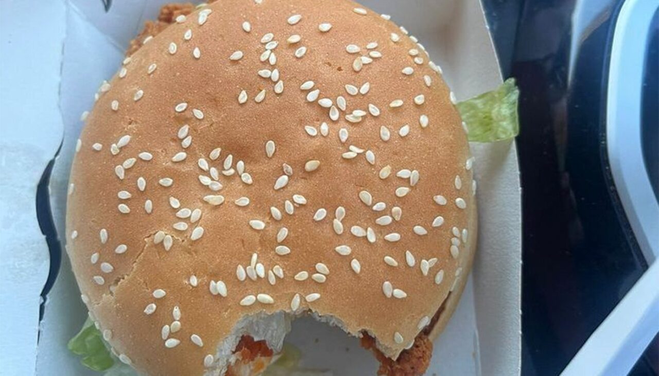 O clientă a primit un burger MUȘCAT de la McDonald’s! Explicația angajaților: Cine mușcase, de fapt, din burger-ul femeii