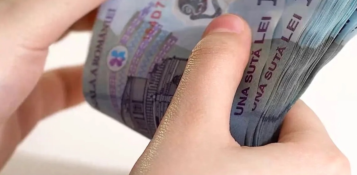 Câți români sunt plătiți cu salariul minim pe economie. Numărul angajaților este foarte mare