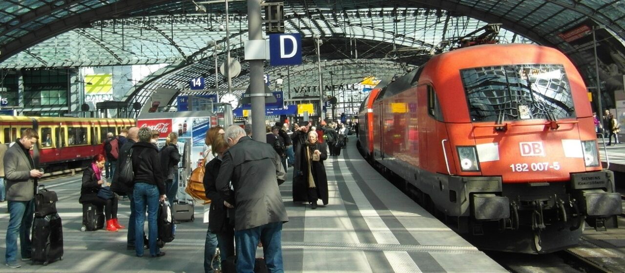 Patru români s-au luat la bătaie într-un tren din Germania. Unul dintre scandalagii a comis acte de CANIBALISM