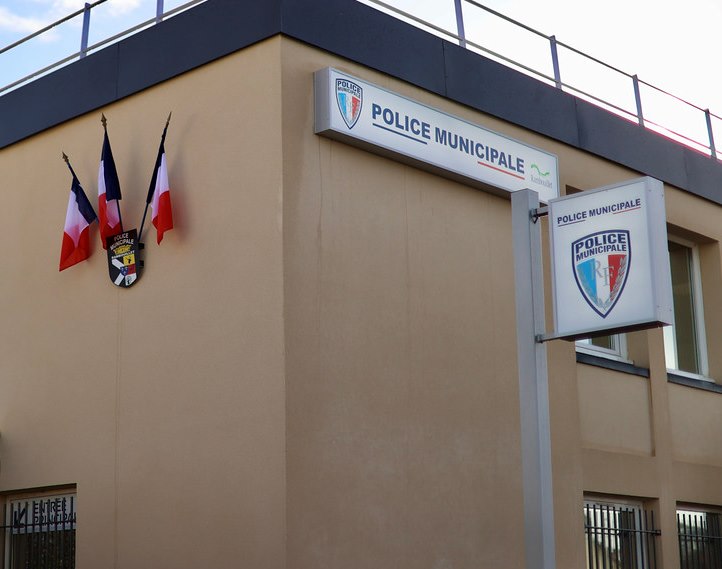 Un polițist francez este ACUZAT că a violat mai multe femei chiar în comisariat