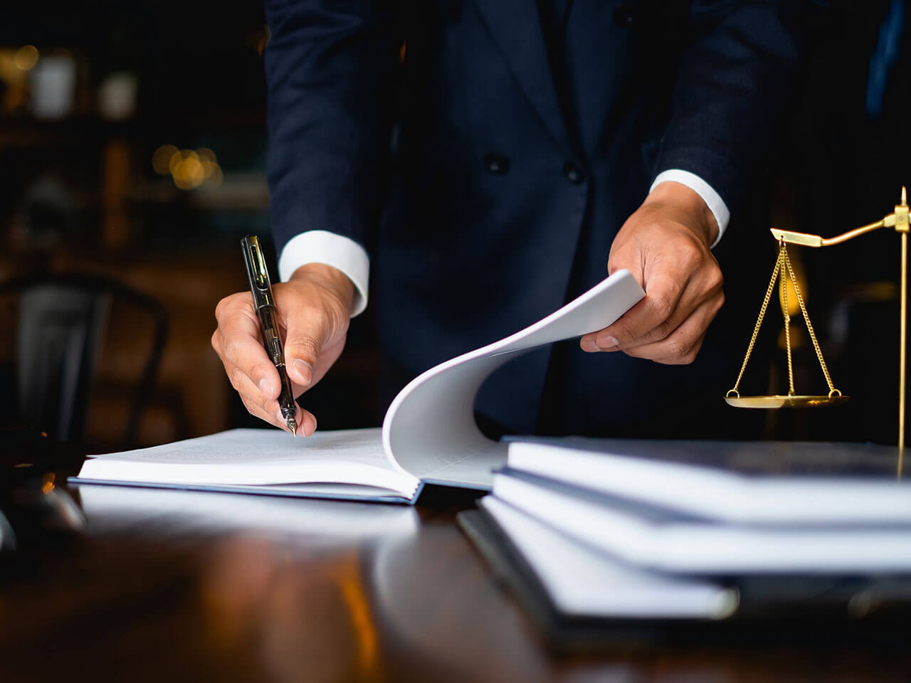 Cât CÂȘTIGĂ un avocat din România. Suma pe care o încasează lunar