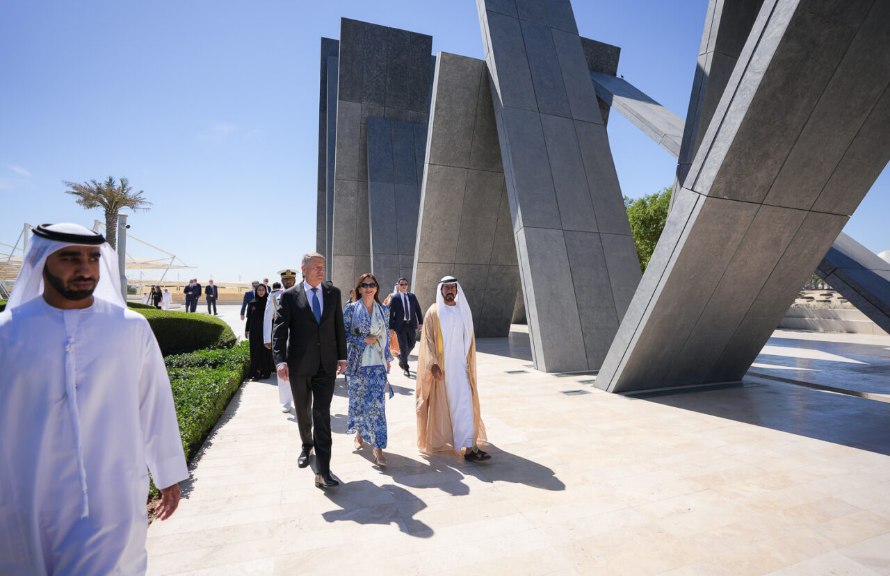 Klaus Iohannis a vizitat Monumentul Martirilor şi Marea Moschee din Abu Dhabi / GESTUL făcut în prezența elitei Emiratelor Arabe Unite | GALERIE FOTO