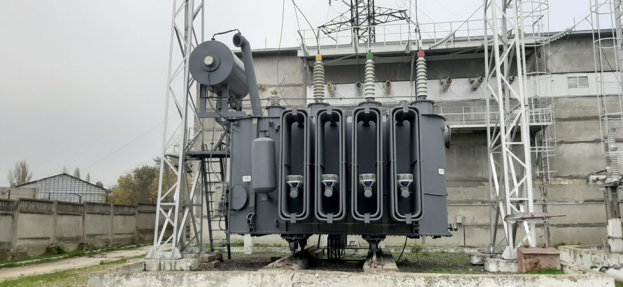 Hoț ELECTROCUTAT mortal când încerca să fure transformatoare. Ce au făcut complicii care erau cu el