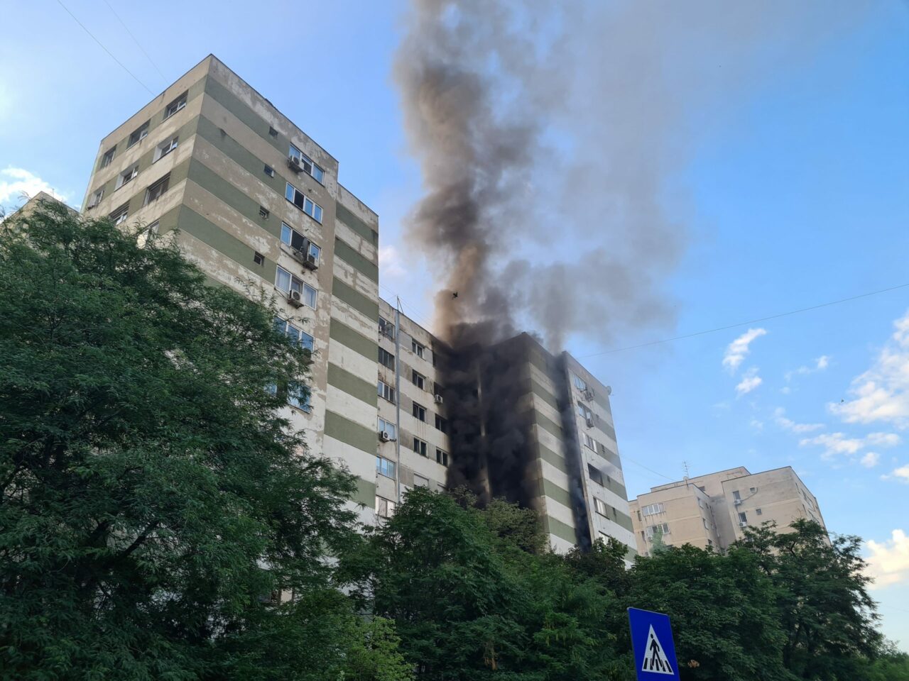 INCENDIU în Sectorul 5 din București. Terasa unui bloc din cartierul Rahova a luat foc