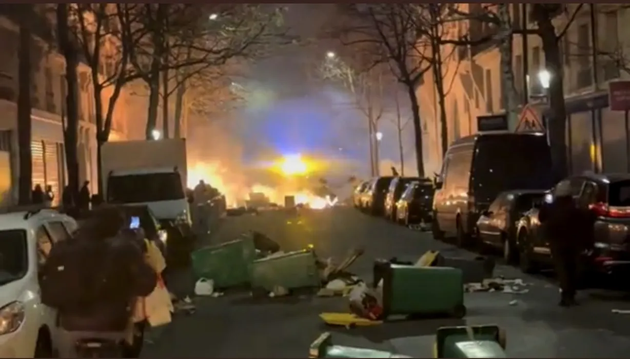 PROTESTE ÎN FRANȚA. Macron i-a cerut Regelui Charles al III-lea să-și „amâne” vizita din 28 martie / INCIDENTE grave la Paris (VIDEO)