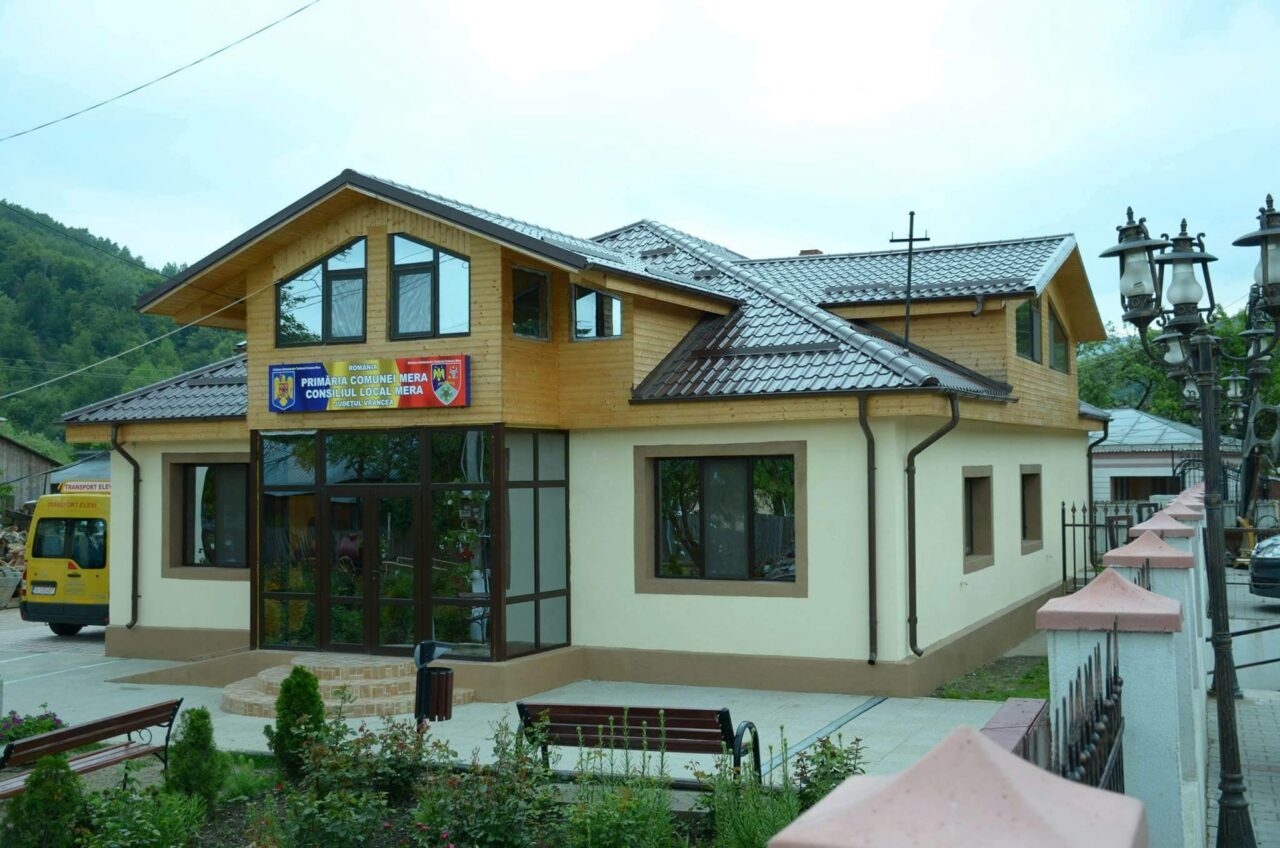 Situație stranie la o primărie din Vâlcea. Pozițiile de conducere au rămas „la liber” după ce primarul a murit și doi oameni de bază au demisionat