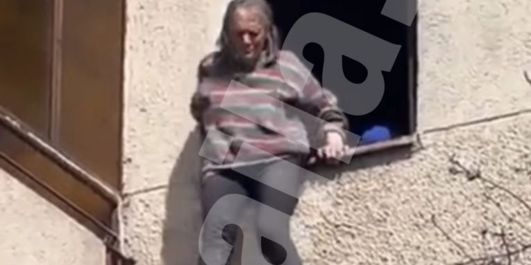 VIDEO | Momentul în care o brăileancă de 72 de ani se aruncă de la etajul 4, sub ochii negociatorului / Femeia a murit la spital