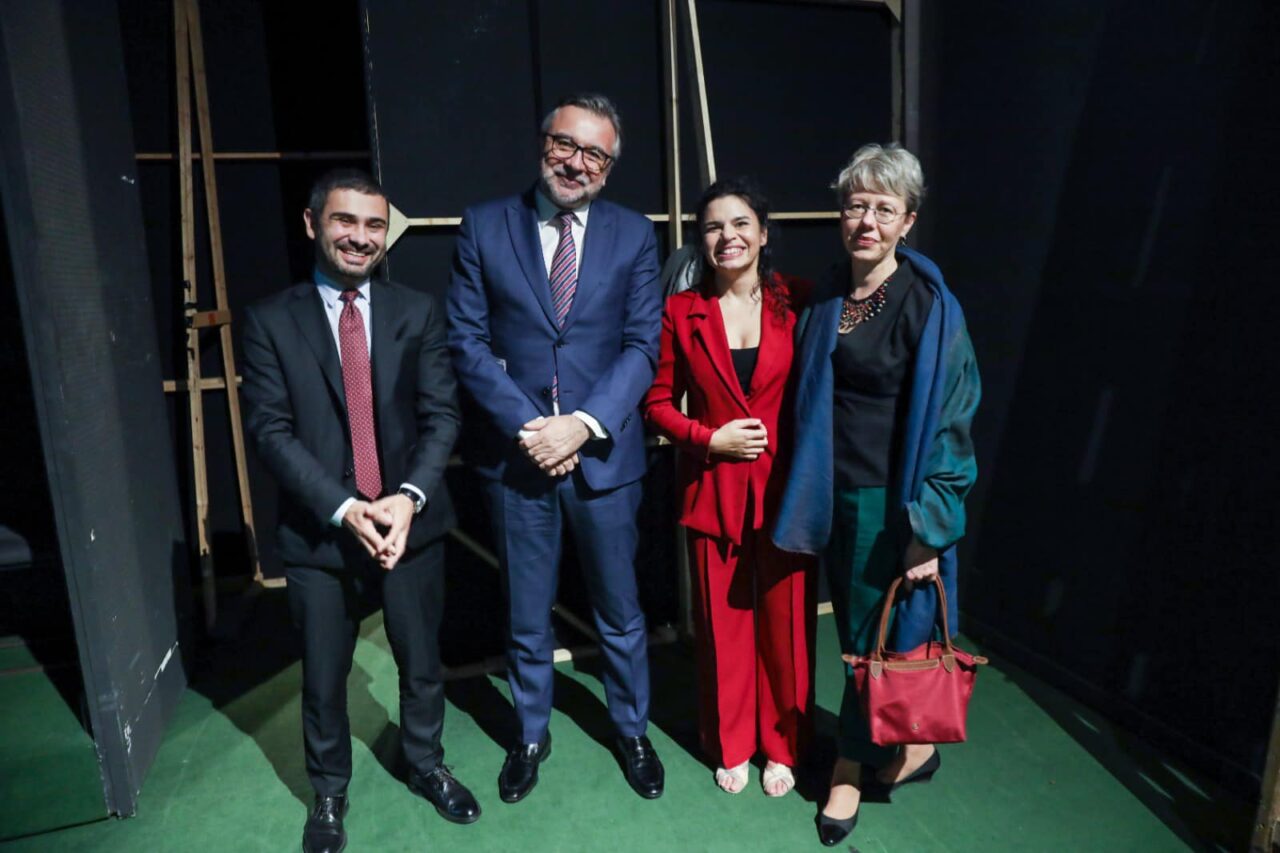 Ministrul Culturii, EMOȚIONAT de piesa regizoarei rome Alina Șerban, montată la Teatrul Naţional Bucureşti: A fost mai mult mai mult decât teatru