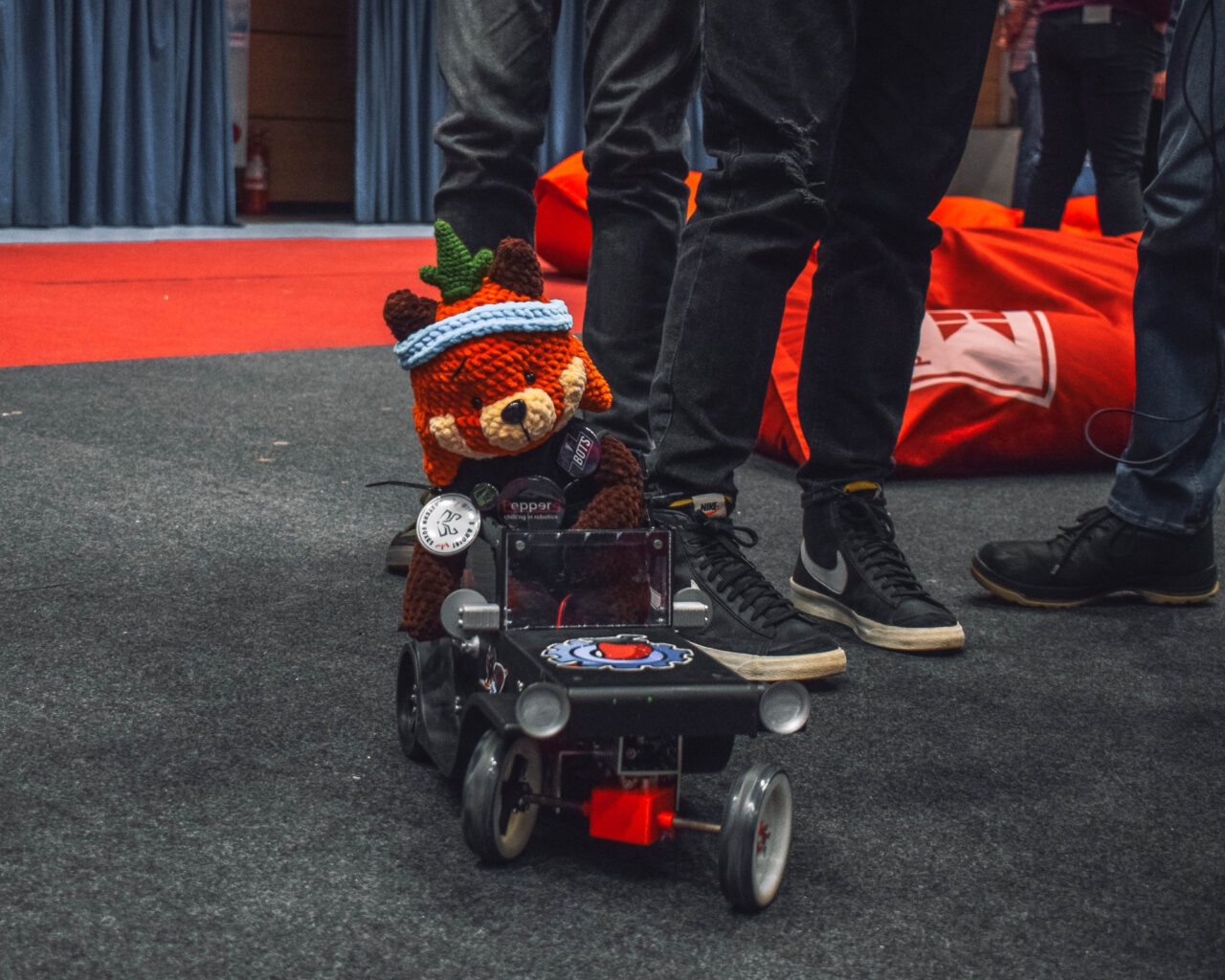 Sunt cei mai buni din țară la robotică, dar nu au BANI să meargă la concurs în SUA. Liceenii din Iași au nevoie de 80.000 de dolari