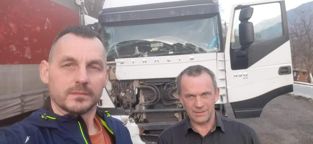 Abandonat într-o parcare de pe Valea Oltului! Un șofer de TIR ucrainean trăiește din mila colegilor, după ce patronul a refuzat să îl ajute pentru că a provocat un accident