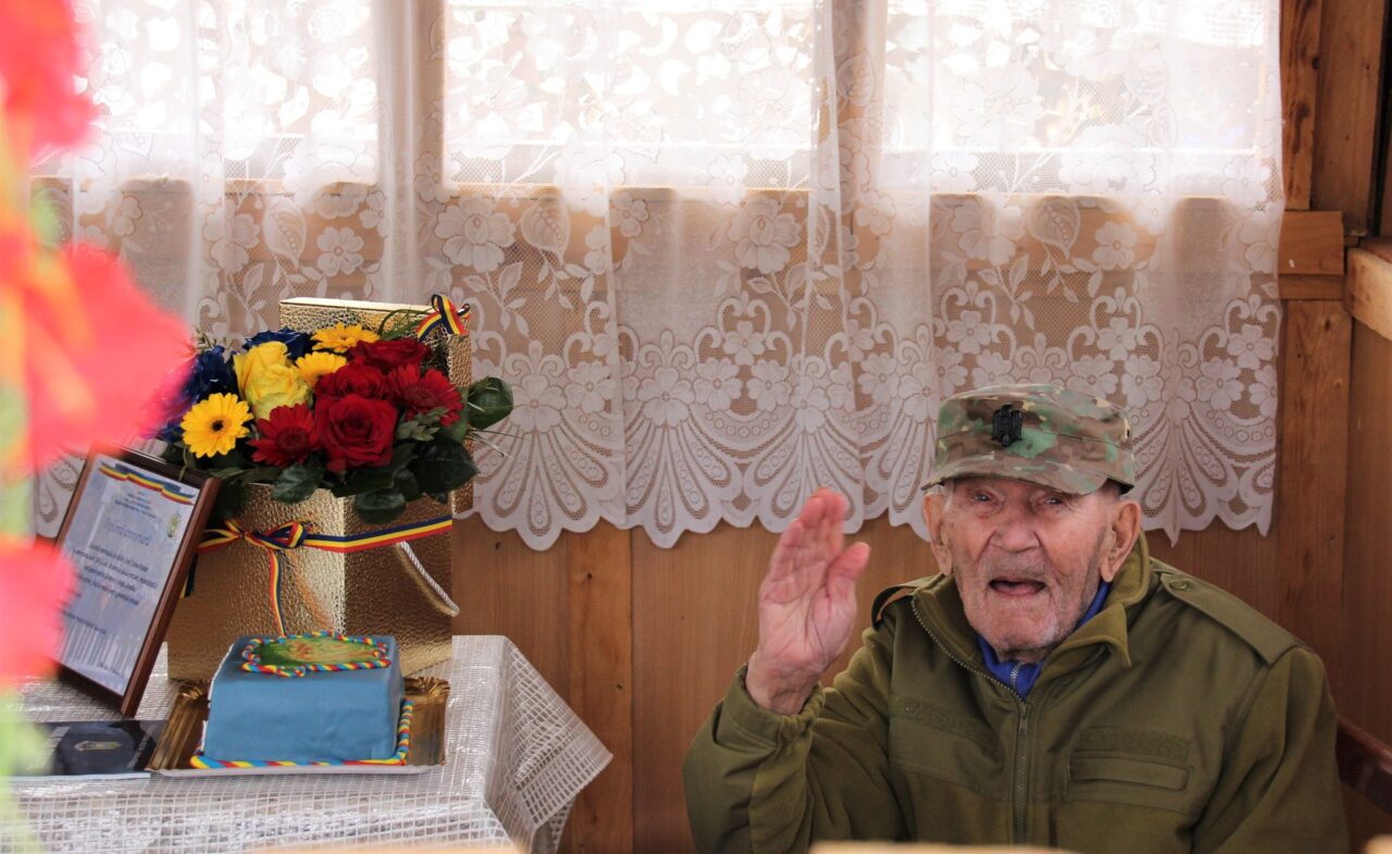 FOTO | Povestea veteranului de război care a luptat în Munții Tatra și s-a întors acasă pe jos. Iosif Cosma a împlinit 100 de ani